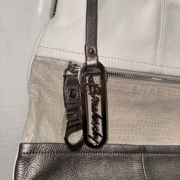 B MAKOWSKY METALLIC SILVER SOFT LEATHER HOBO STYLE HANDBAG - A8 - Picture 3 of 11